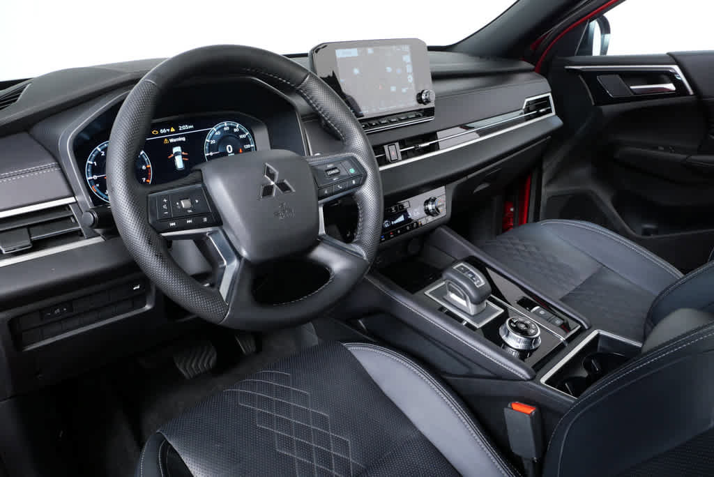 Used 2024 Mitsubishi Outlander SEL Black Edition image 4