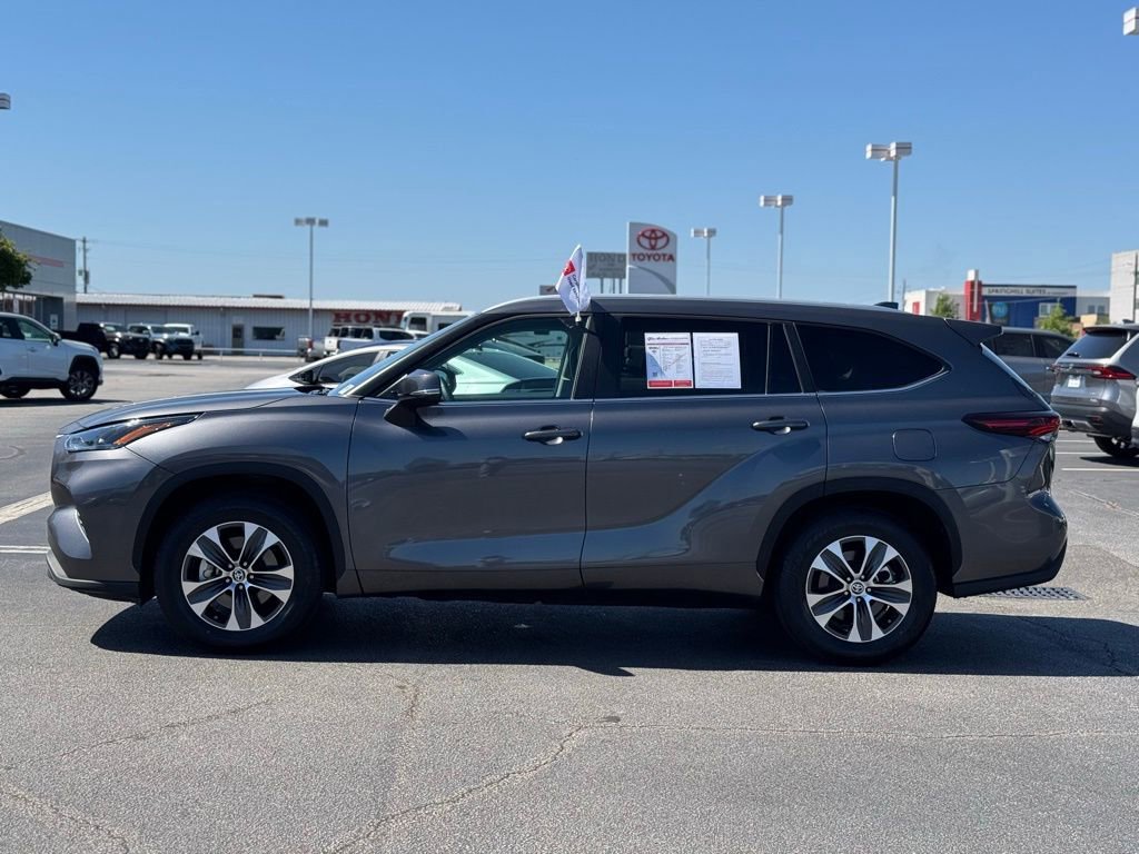 Used 2024 Toyota Highlander XLE FWD image 8