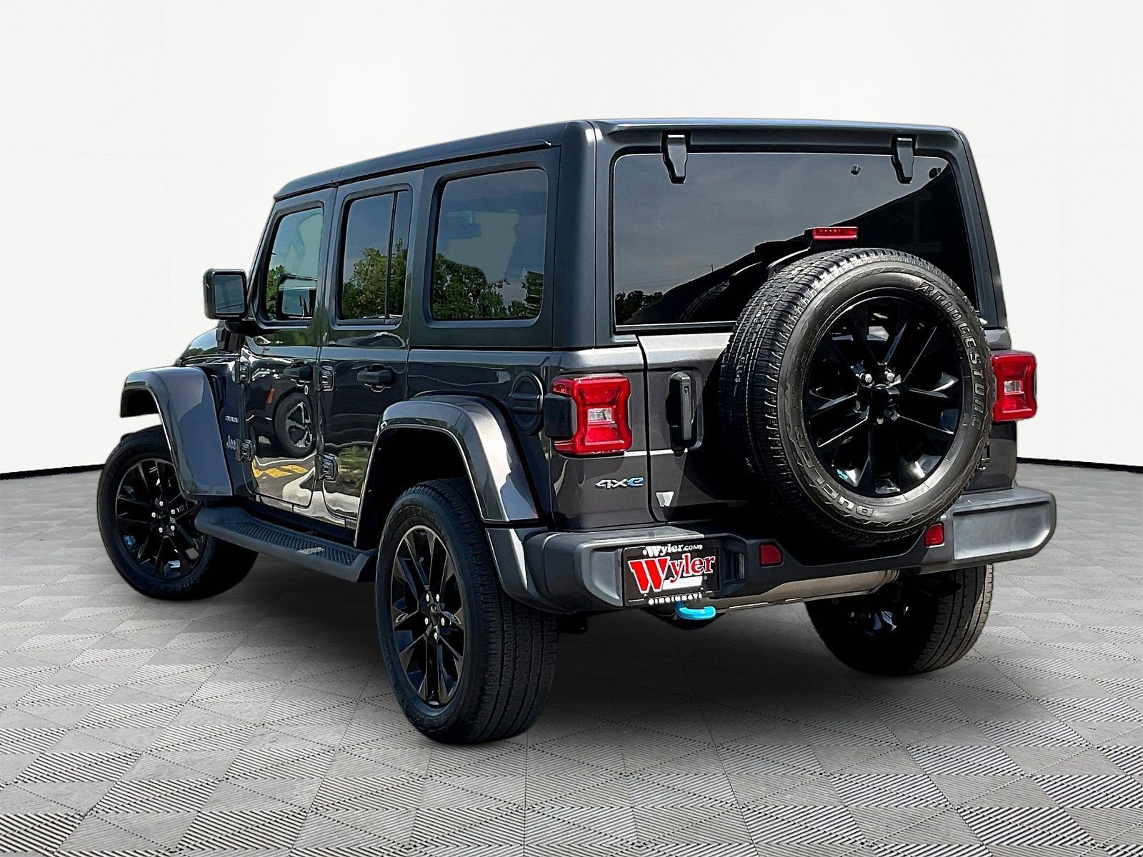 Used 2023 Jeep Wrangler Unlimited Sahara AWD/4WD image 4