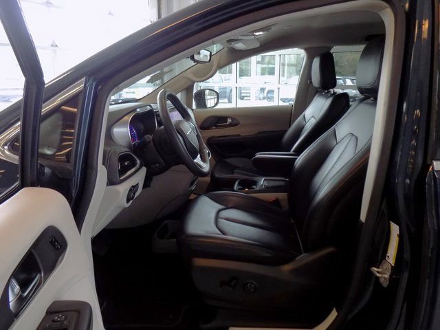 Used 2023 Chrysler Pacifica Touring-L FWD image 21