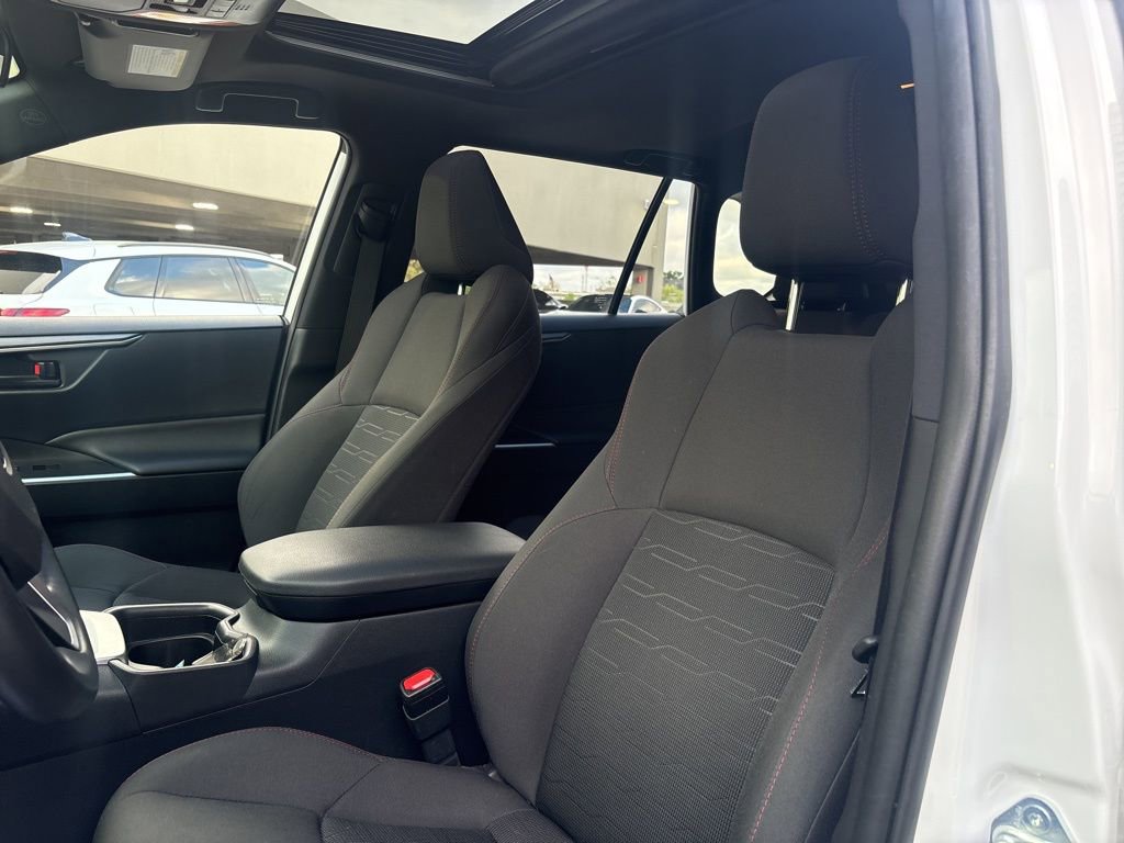 Used 2021 Toyota RAV4 SE w/ Weather & Moonroof Package AWD/4WD image 13
