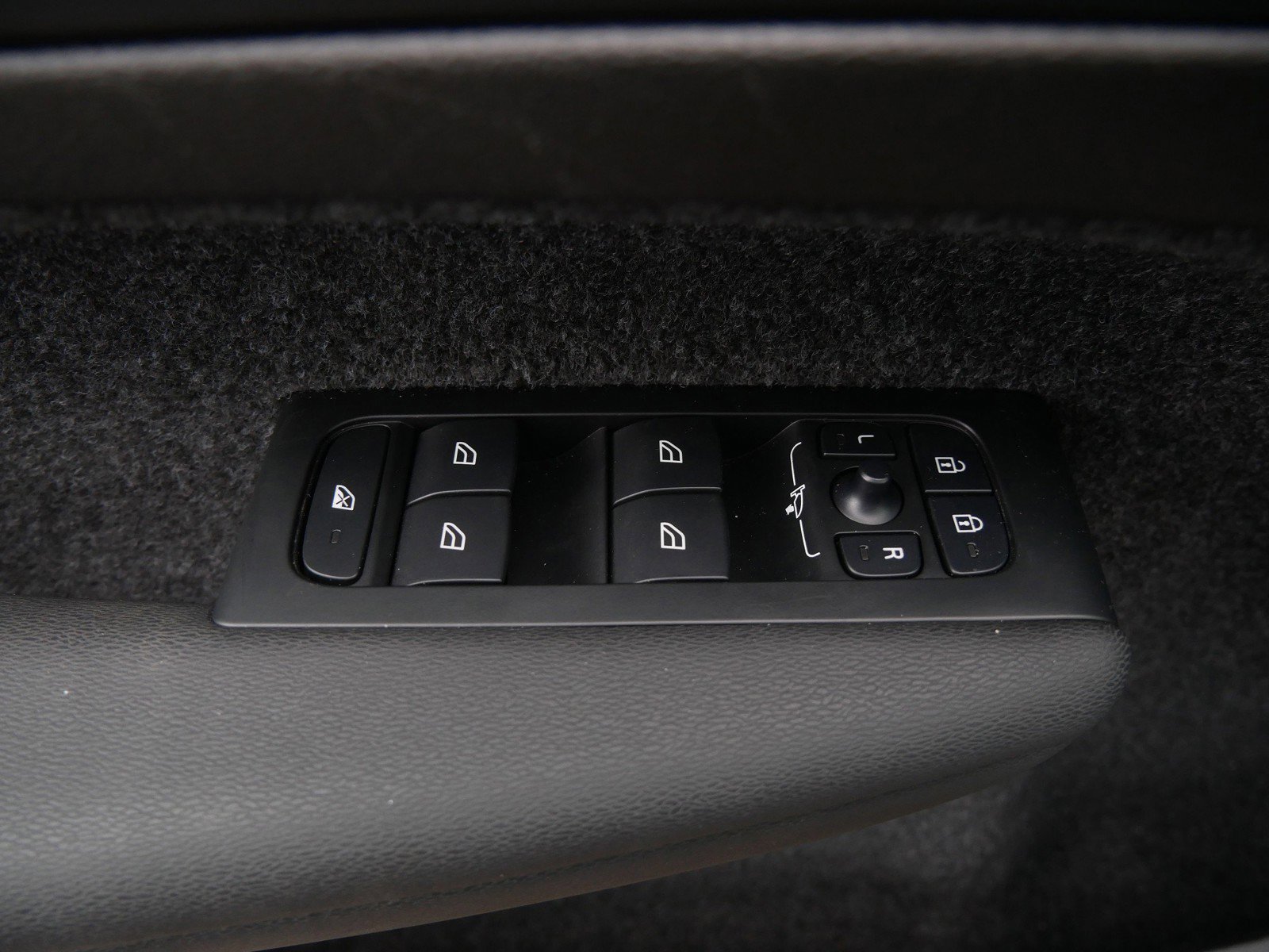 Used 2025 Volvo XC40 B5 Core image 15