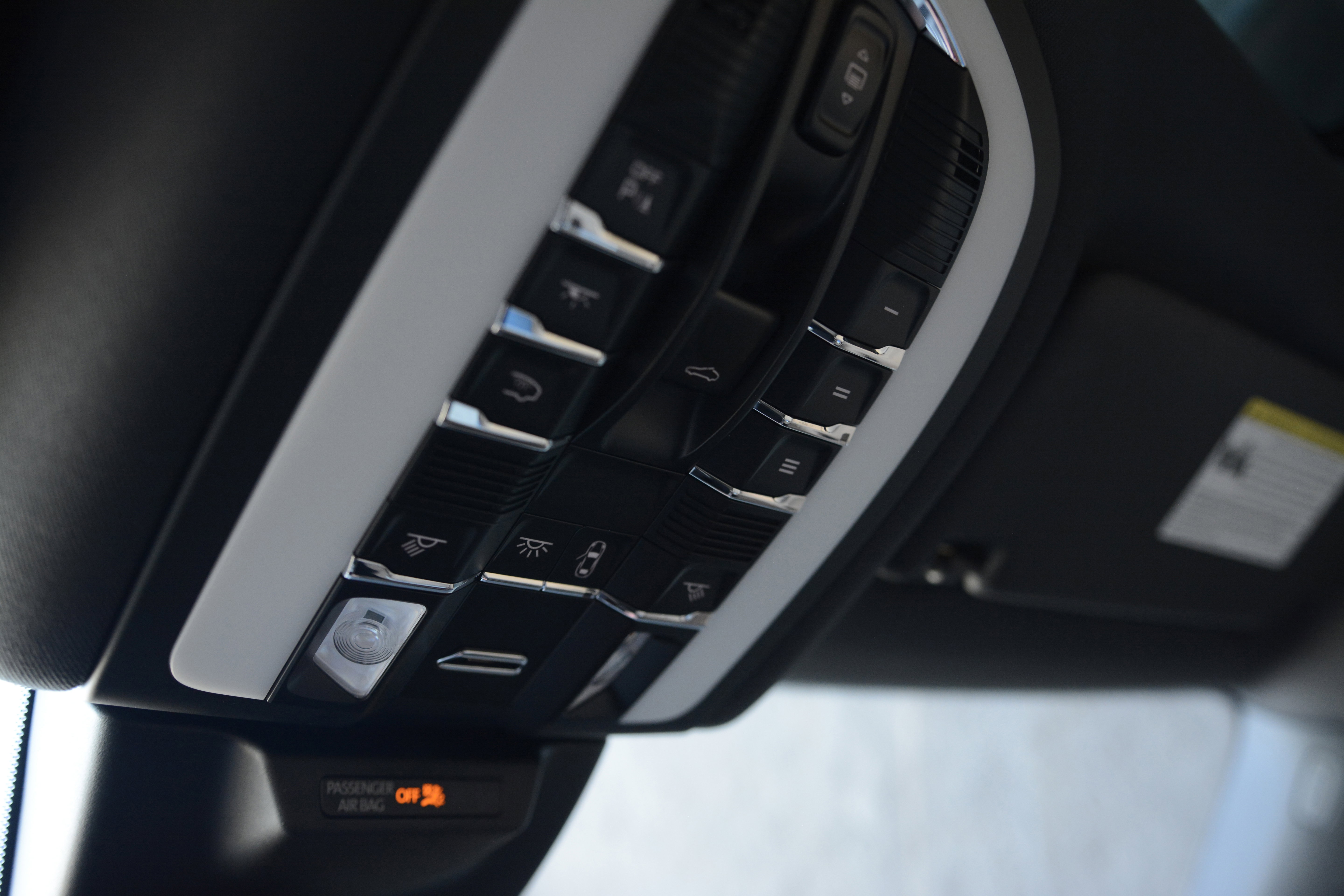 Certified 2025 Porsche Macan image 24