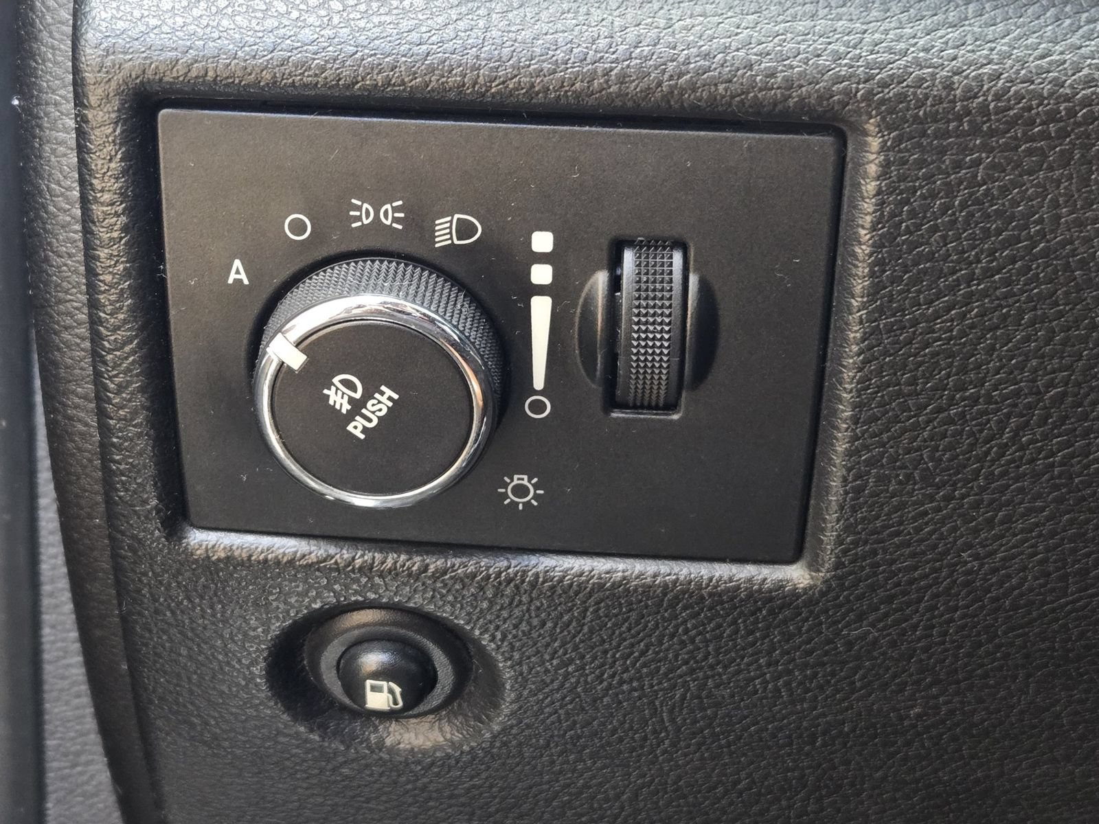 Used 2012 Jeep Grand Cherokee Overland AWD/4WD image 21