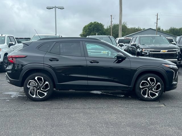 Used 2024 Chevrolet Trax RS w/ Sunroof Package FWD image 40