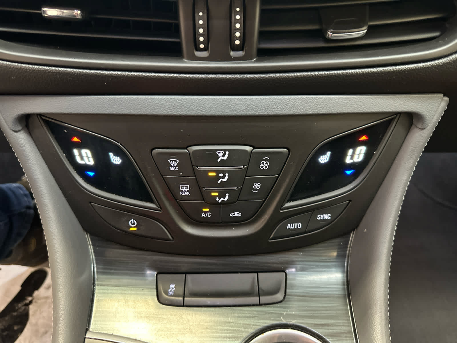 Used 2020 Buick Envision Essence FWD image 17