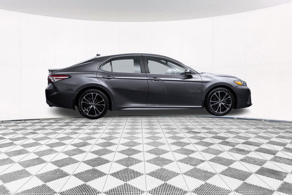 Used 2020 Toyota Camry SE w/ Moonroof Package image 11