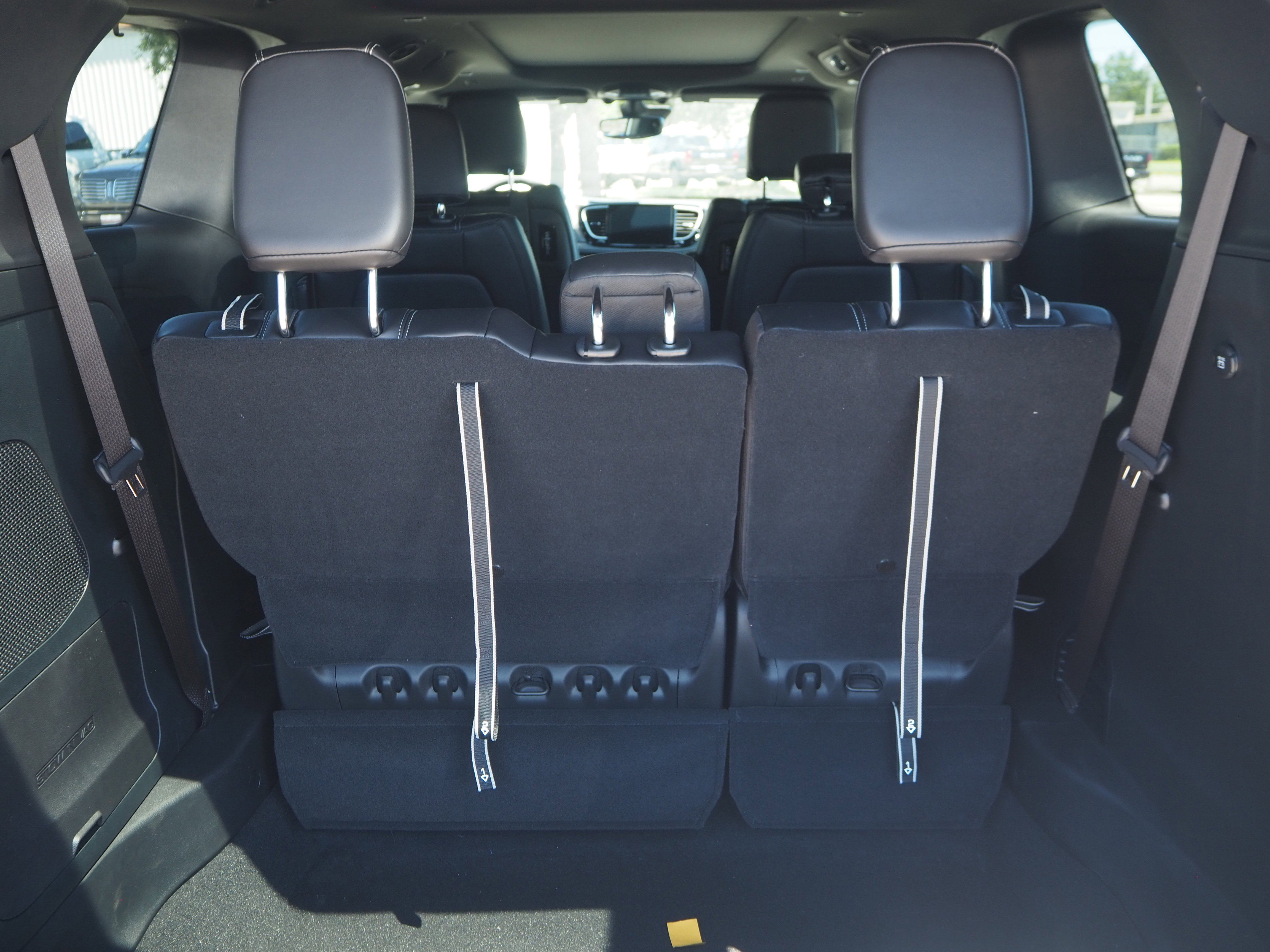 New 2025 Chrysler Pacifica Select w/ Uconnect Theater Family Group FWD image 10