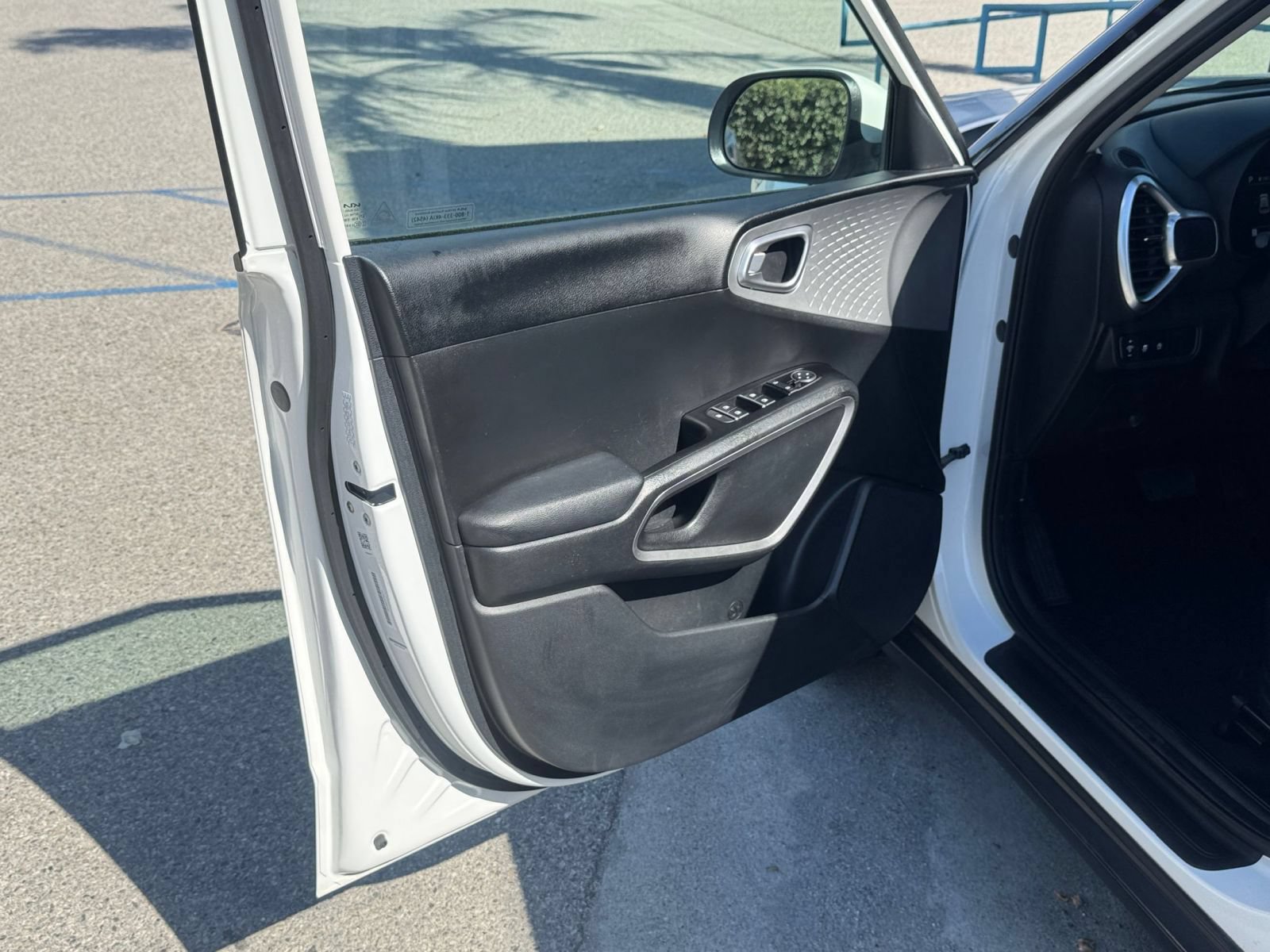 Used 2025 Kia Soul LX w/ LX Technology Package FWD image 18