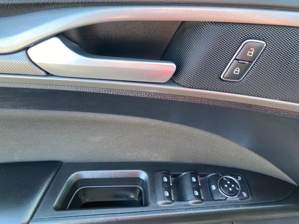 Used 2020 Ford Fusion SE image 12