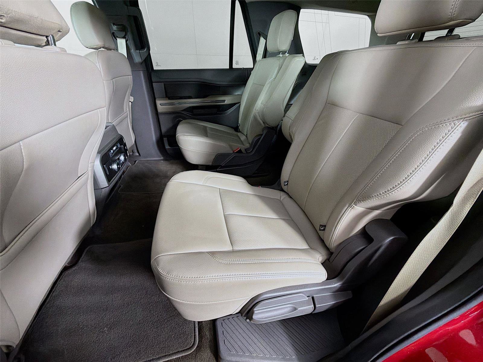 Used 2020 Ford Expedition XLT w/ Equipment Group 202A AWD/4WD image 23