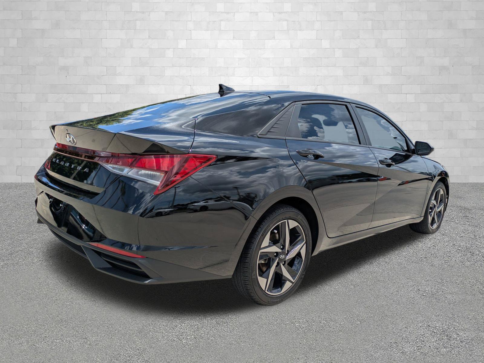 Certified 2023 Hyundai Elantra SEL w/ Convenience Package FWD image 2