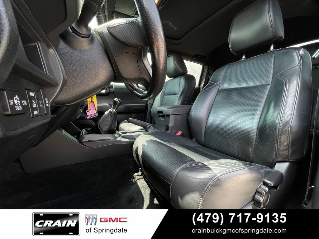Used 2018 Toyota Tacoma TRD Sport w/ TRD Premium Sport Package AWD/4WD image 20