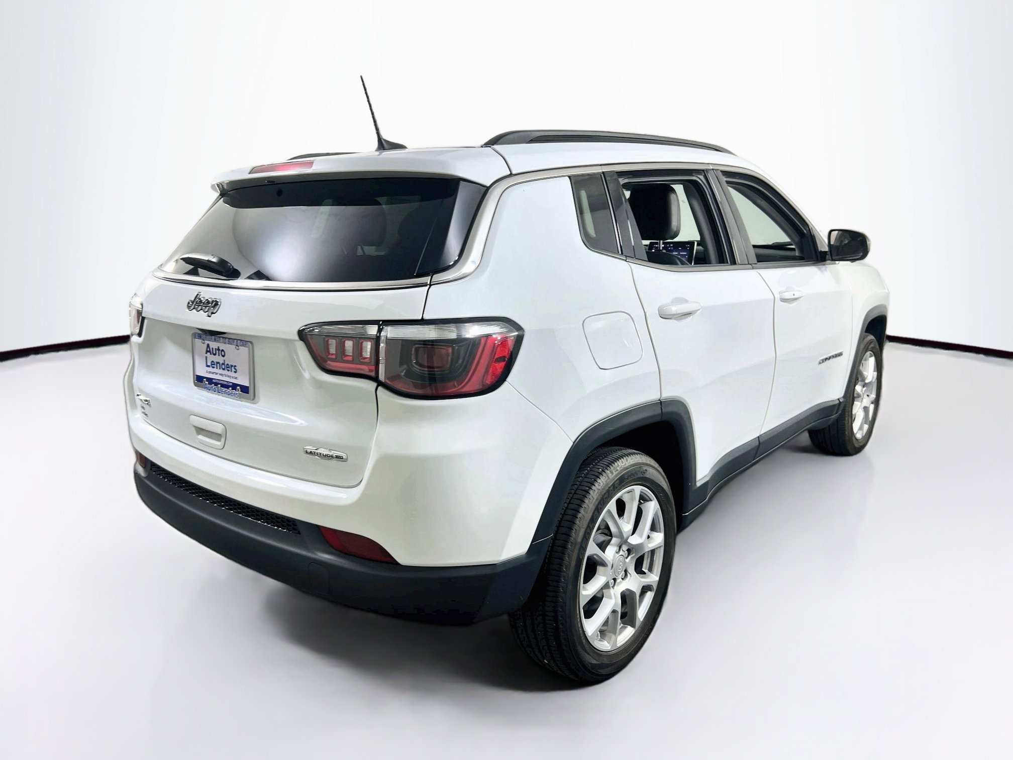 Used 2022 Jeep Compass Latitude w/ Sun and Sound Group AWD/4WD image 5