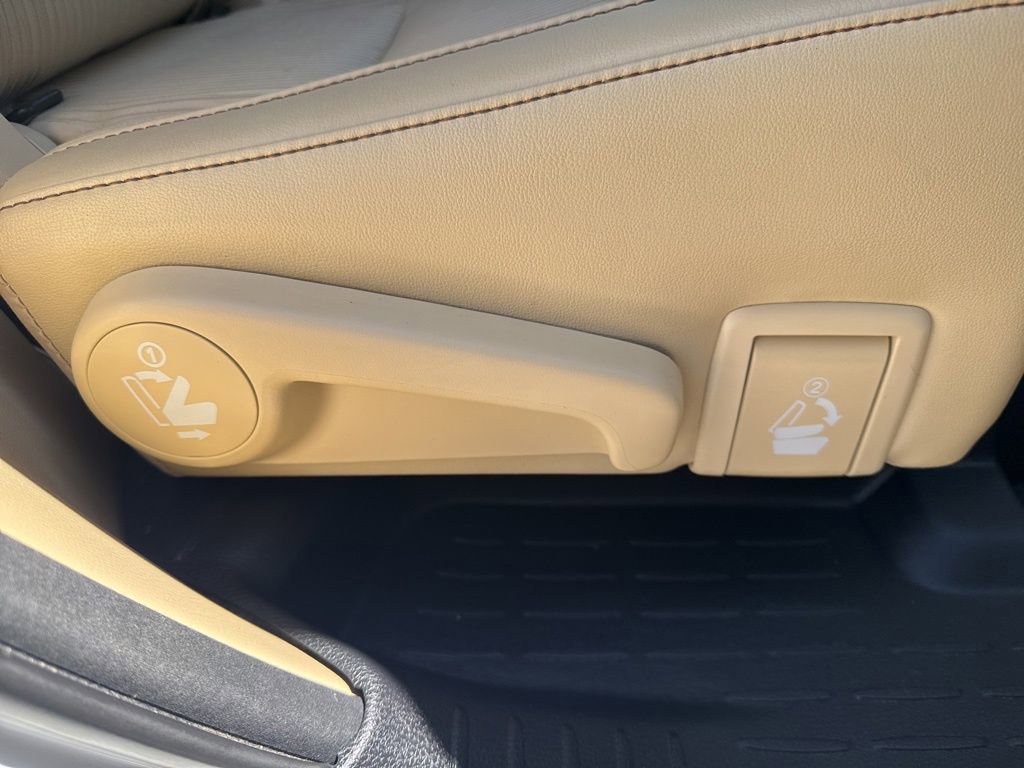 Used 2017 Toyota Highlander Plus AWD/4WD image 26