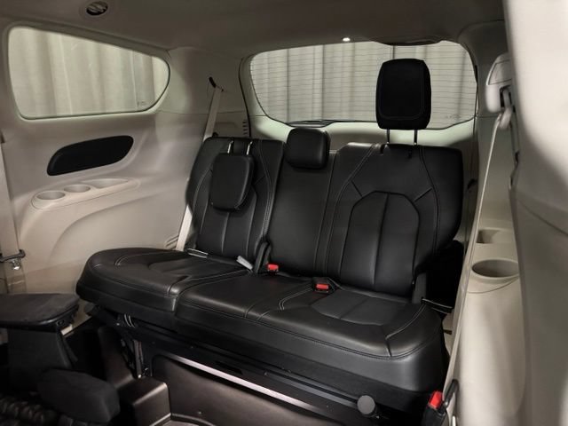 Used 2024 Chrysler Pacifica Touring-L FWD image 15