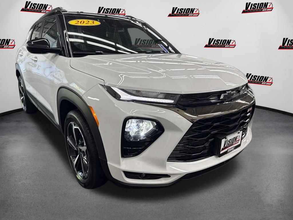 Used 2023 Chevrolet TrailBlazer RS w/ Sun and Liftgate Package AWD/4WD image 3