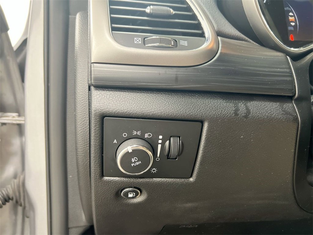 Used 2020 Jeep Grand Cherokee Laredo w/ 18" Wheel & 8.4" Radio Group image 18