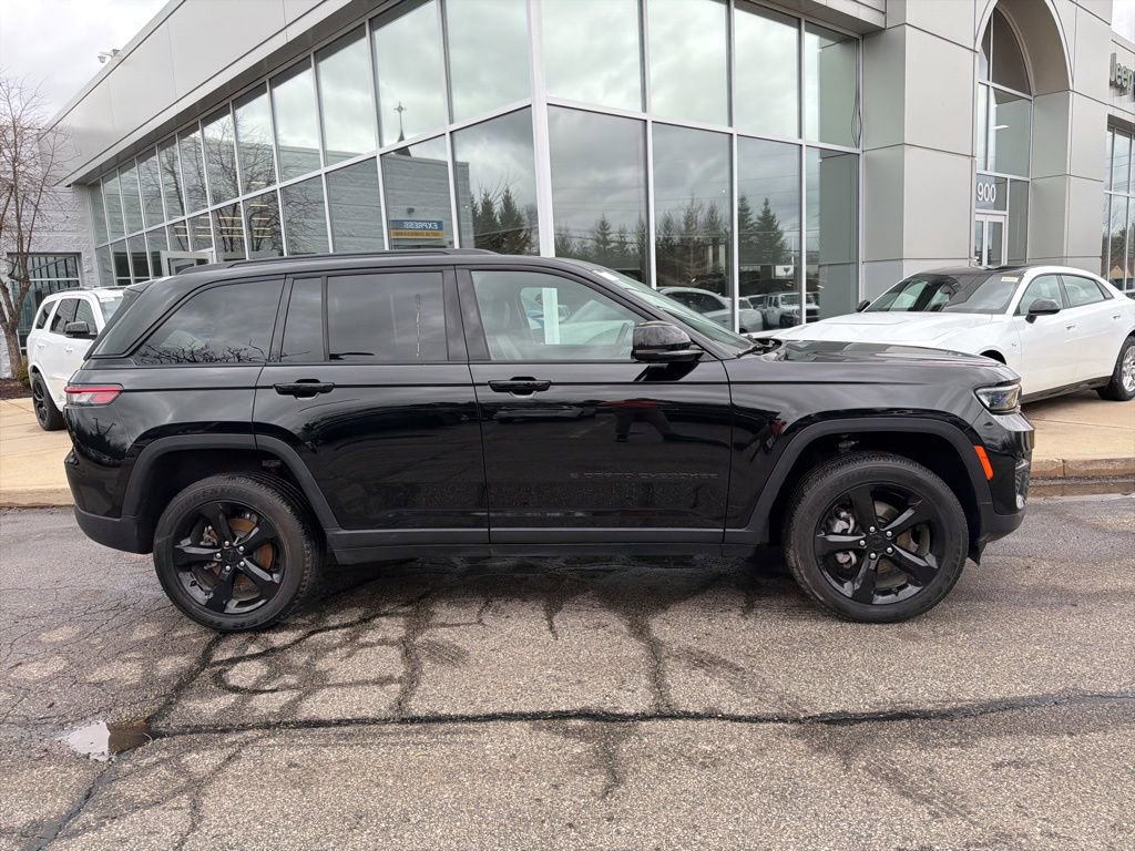 Certified 2024 Jeep Grand Cherokee Altitude image 2