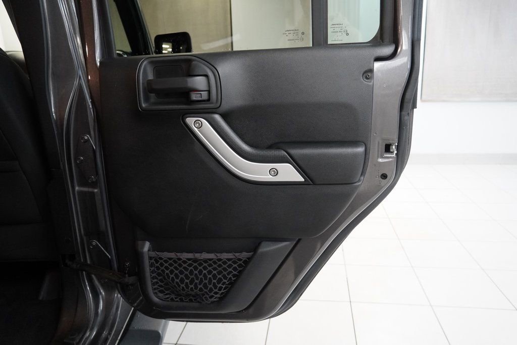 Used 2016 Jeep Wrangler Unlimited Sahara w/ Connectivity Group image 27