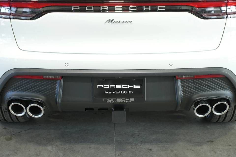 Certified 2025 Porsche Macan AWD/4WD image 40