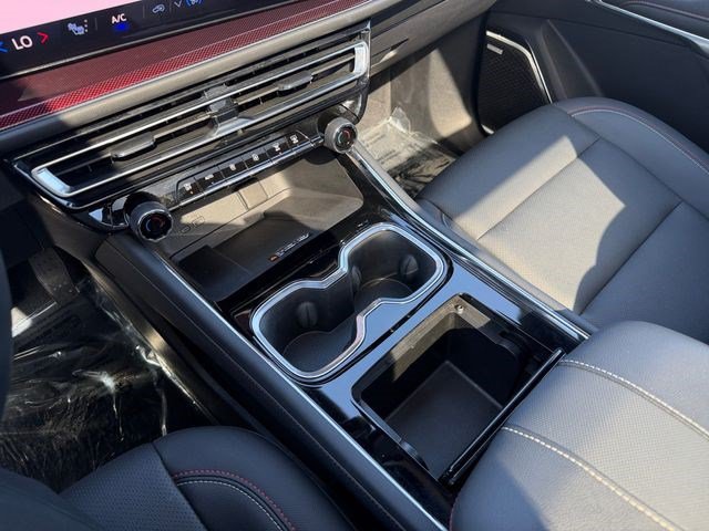 Used 2024 Chevrolet Traverse Z71 w/ Enhanced Driving Package AWD/4WD image 24