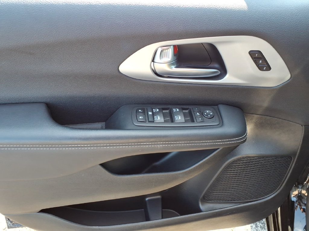 Certified 2025 Chrysler Pacifica Limited FWD image 6