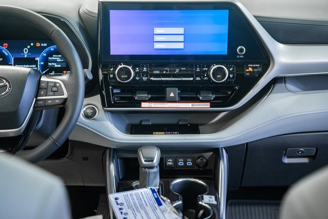 New 2025 Toyota Highlander Platinum image 21