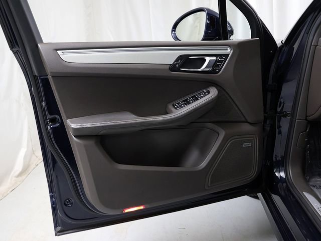 Used 2020 Porsche Macan Turbo image 25