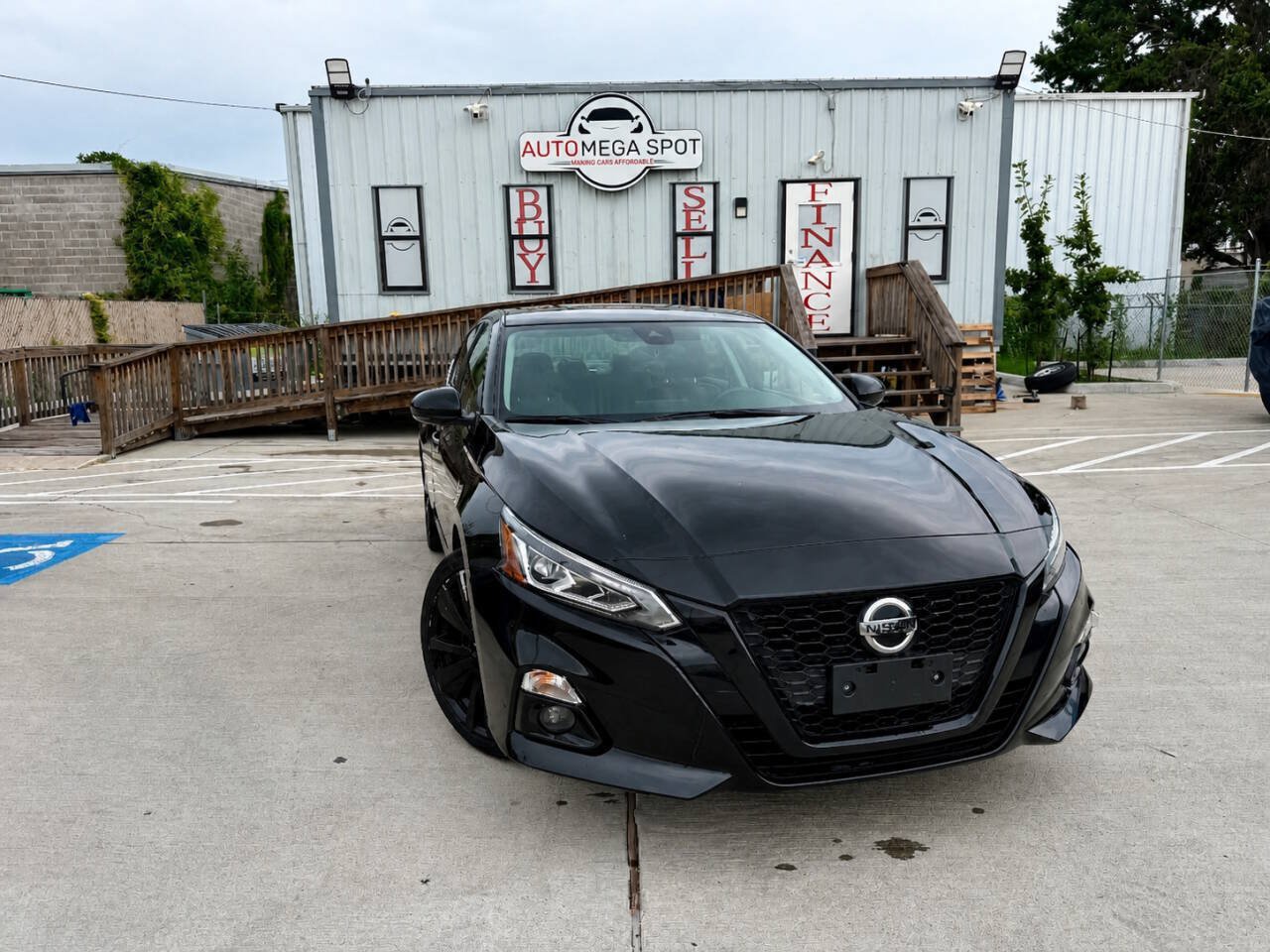 Used 2022 Nissan Altima 2.5 SR w/ Midnight Edition Package FWD image 1