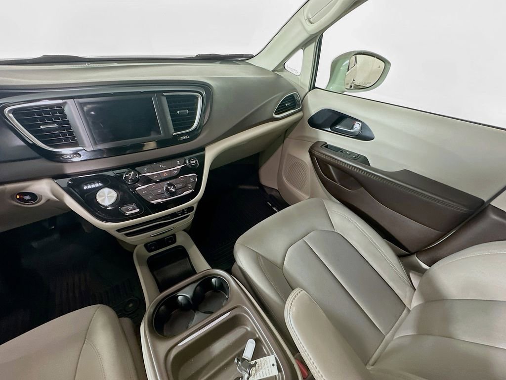 Used 2020 Chrysler Pacifica Touring image 11
