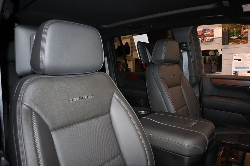 Used 2025 GMC Yukon XL Denali w/ Denali Reserve Package AWD/4WD image 12