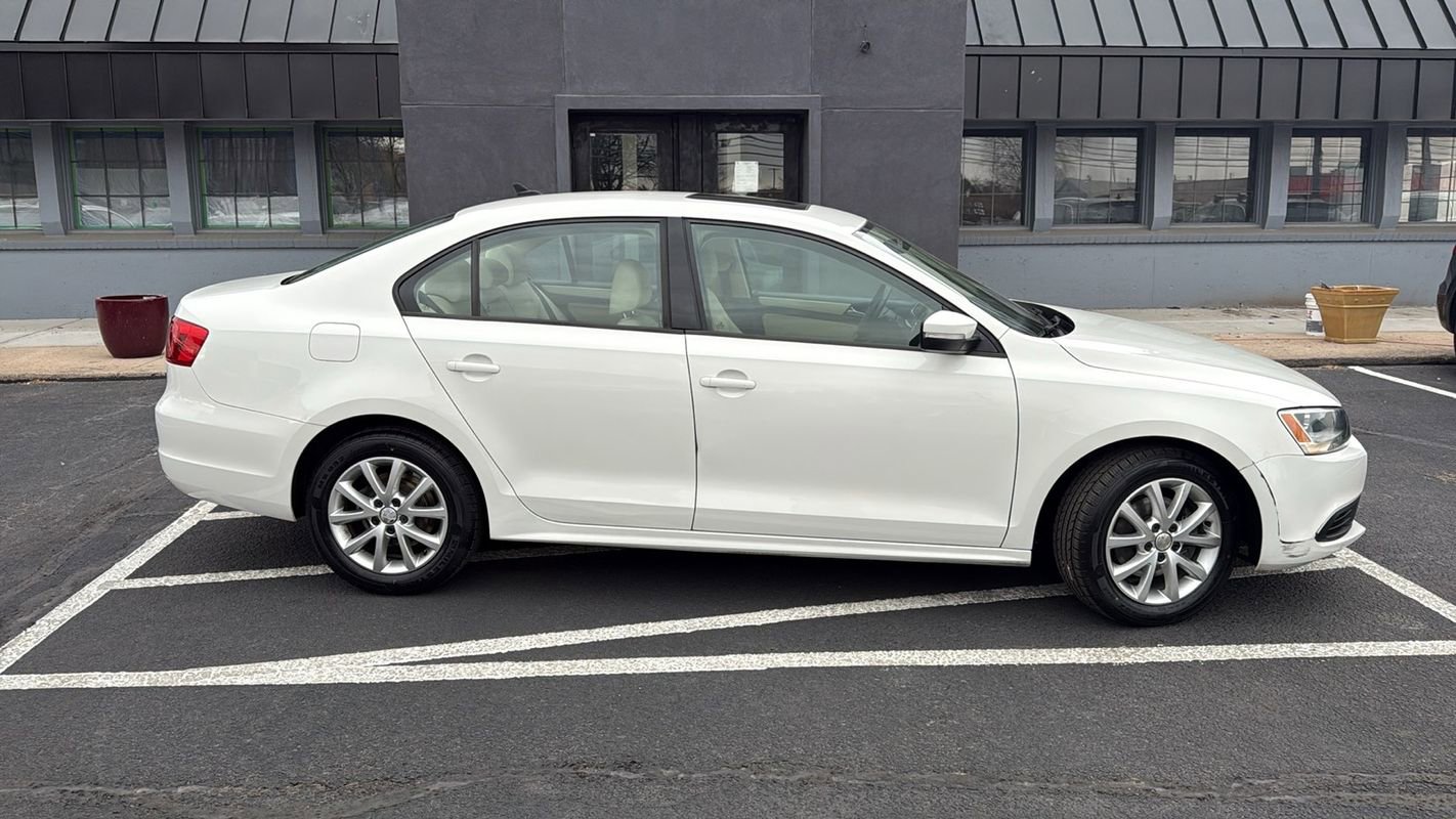 Used 2011 Volkswagen Jetta SE image 2
