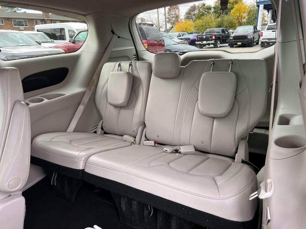 Certified 2021 Chrysler Voyager Lxi image 13