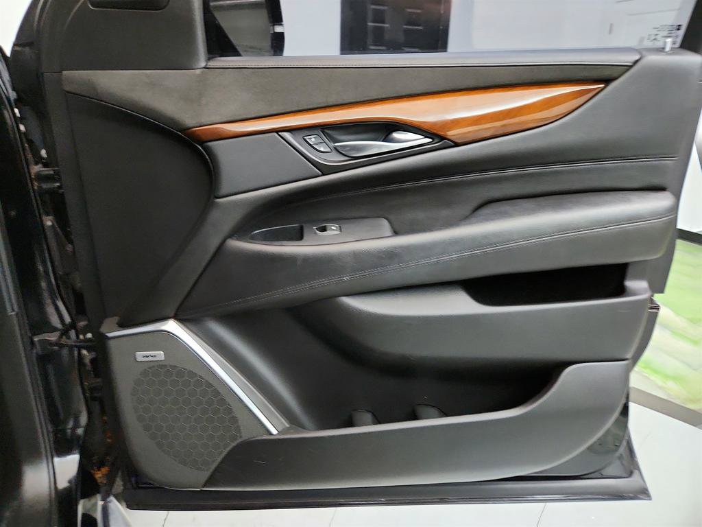 Used 2019 Cadillac Escalade Luxury AWD/4WD image 28
