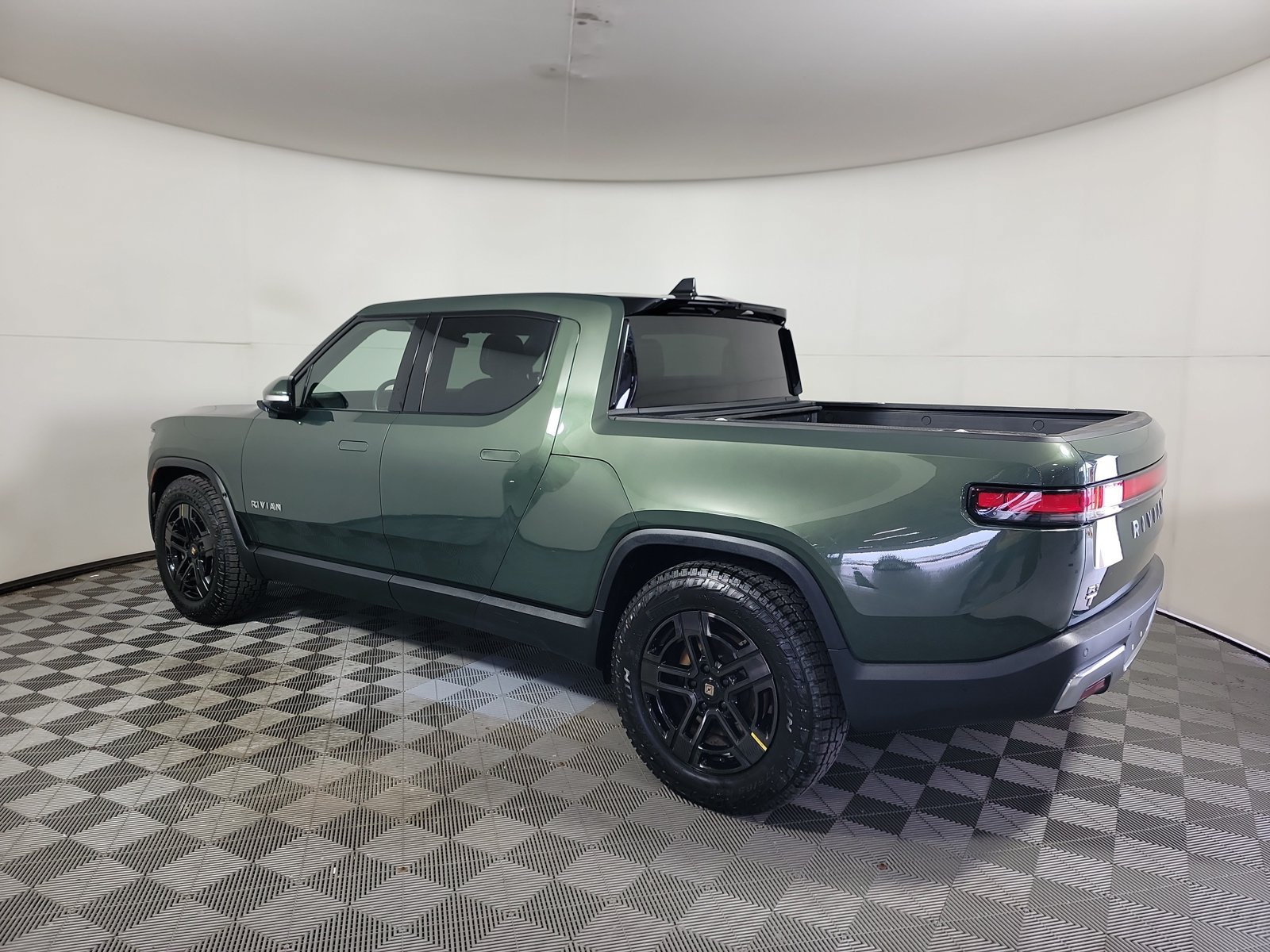 Used 2023 Rivian R1T Adventure Dual AWD/4WD image 3