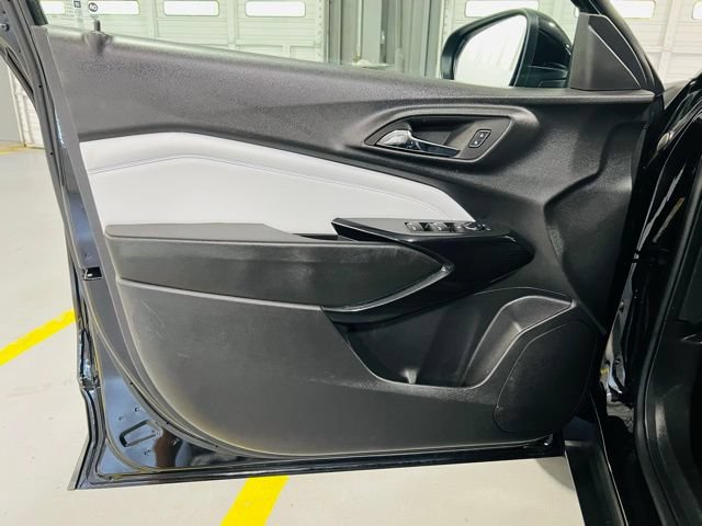 Used 2025 Chevrolet Trax LT FWD image 25