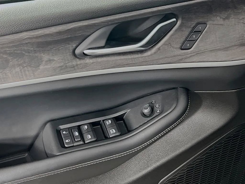 Used 2024 Jeep Grand Cherokee Limited w/ Black Appearance Package AWD/4WD image 19