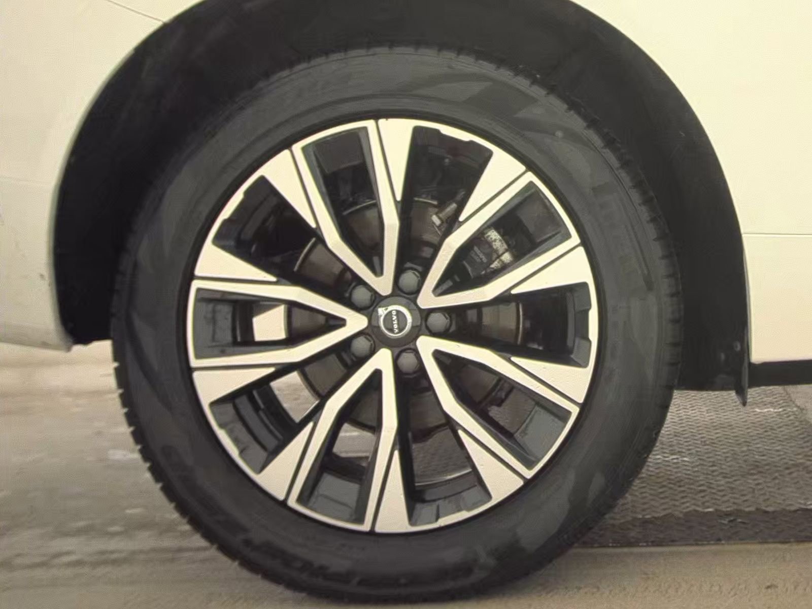 Used 2025 Volvo XC60 B5 Plus image 15