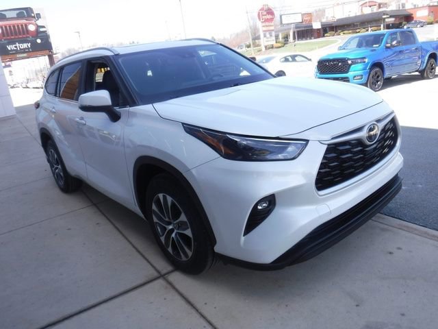Used 2023 Toyota Highlander XLE image 6