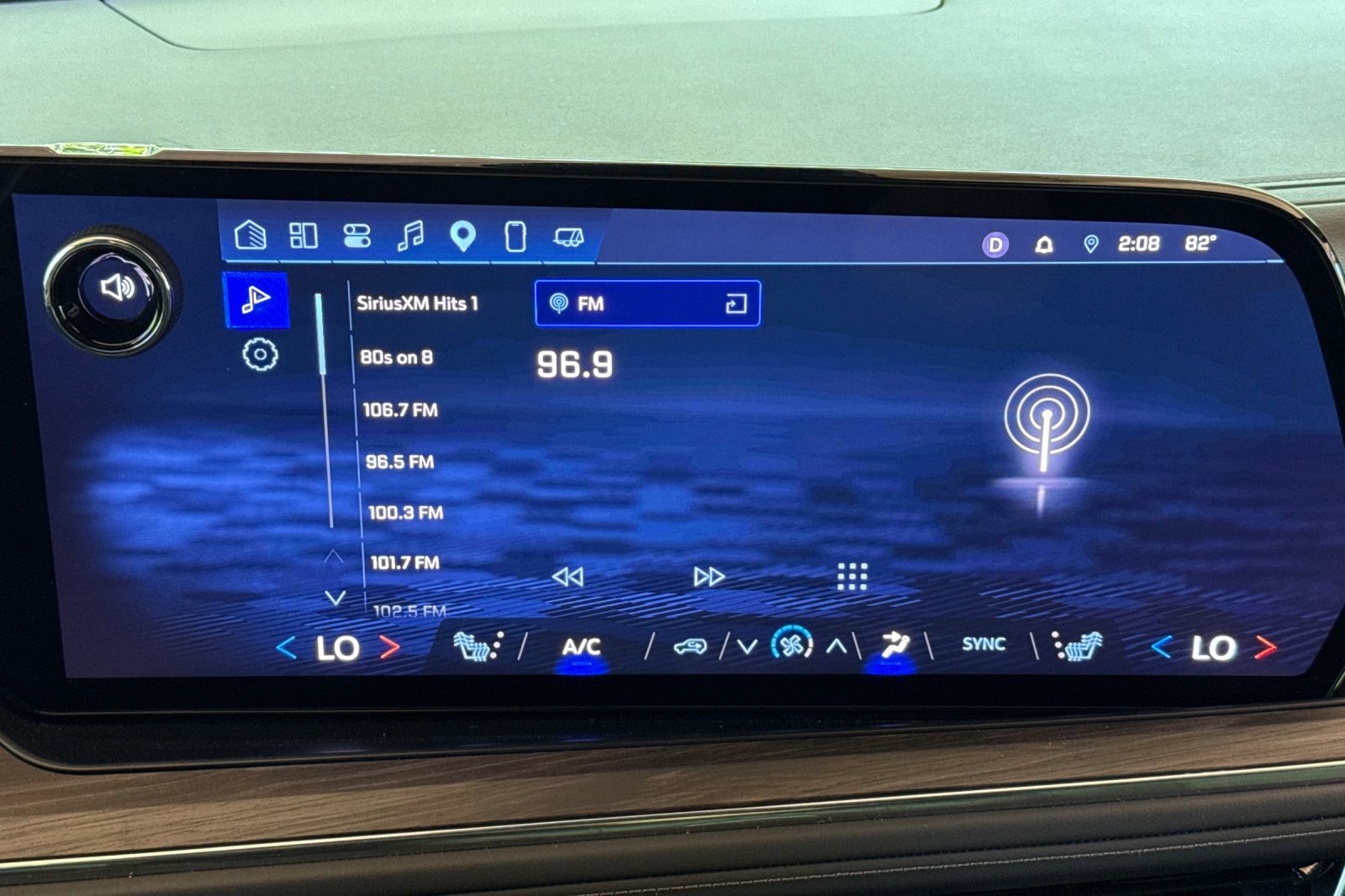 Used 2025 Chevrolet Suburban Z71 AWD/4WD image 25