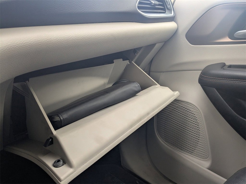 Used 2017 Chrysler Pacifica Touring-L Plus image 37