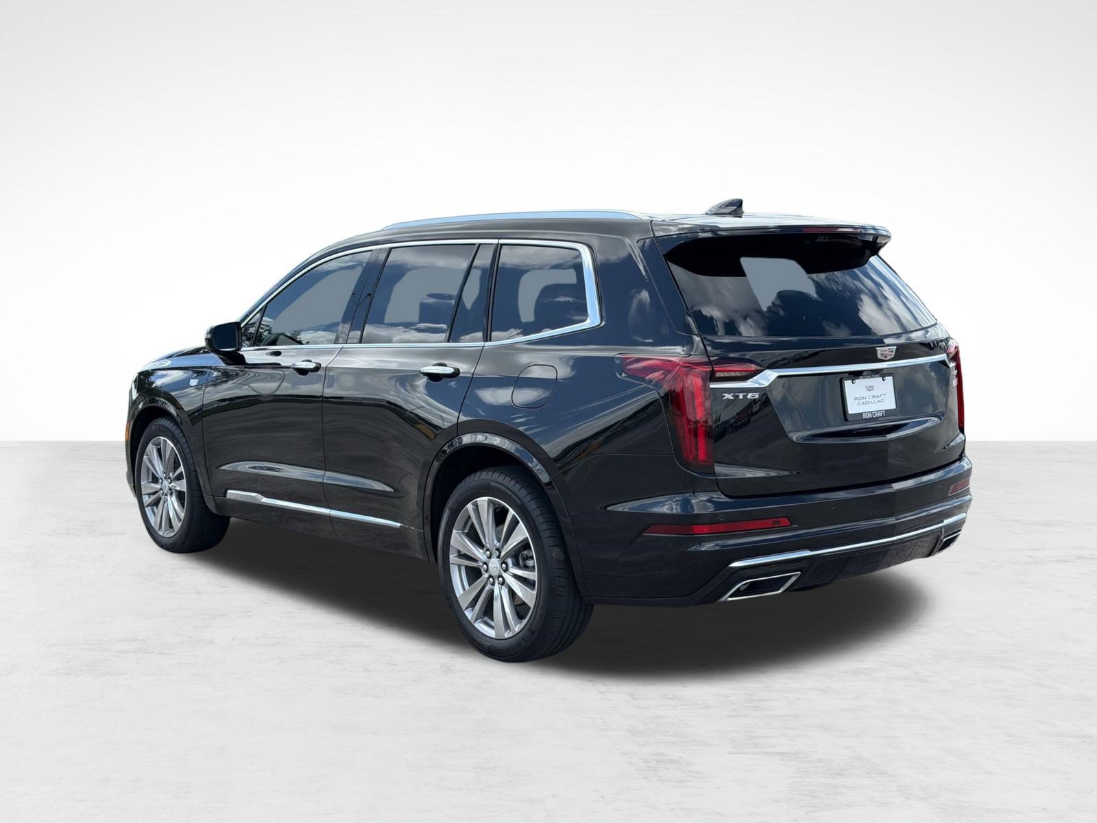 Used 2024 Cadillac XT6 Premium Luxury w/ Technology Package FWD image 3