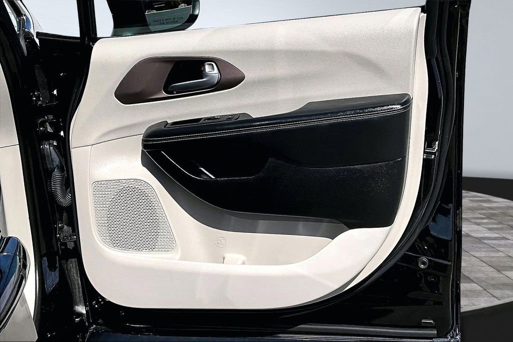 Certified 2024 Chrysler Voyager LX image 15