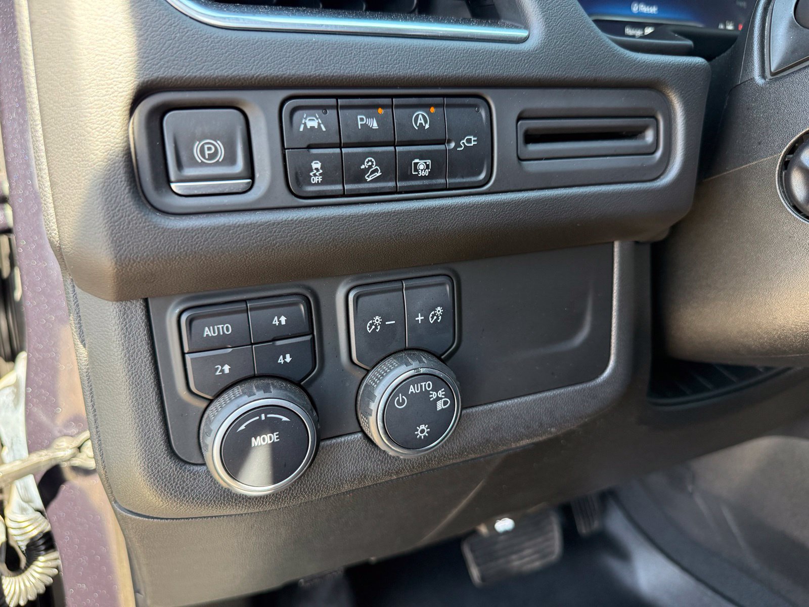 Certified 2022 Chevrolet Tahoe Z71 w/ Luxury Package AWD/4WD image 16