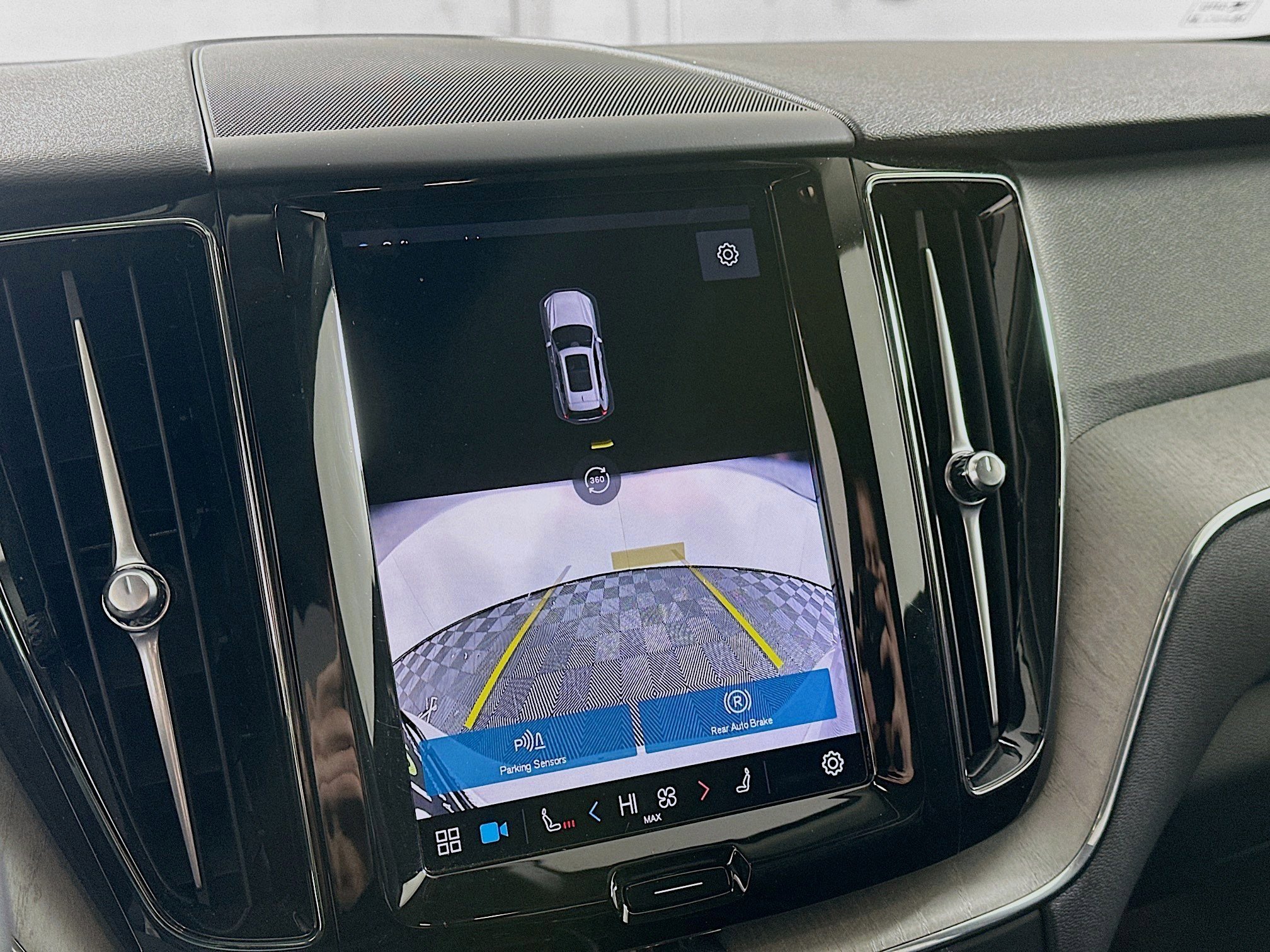 Used 2025 Volvo XC60 B5 Plus image 22