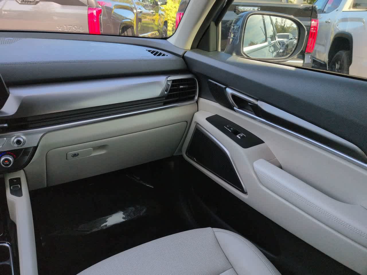 Used 2025 Kia Telluride S FWD image 17
