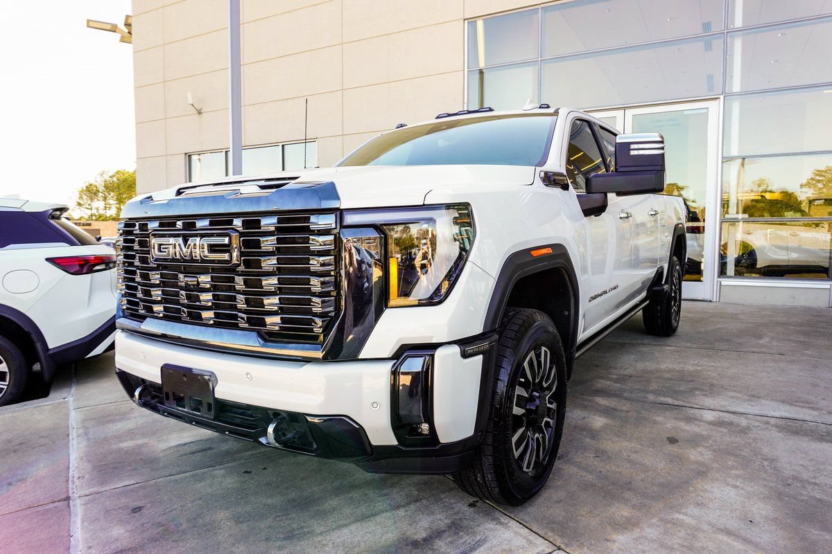 Used 2024 GMC Sierra 2500 Denali Ultimate AWD/4WD image 8
