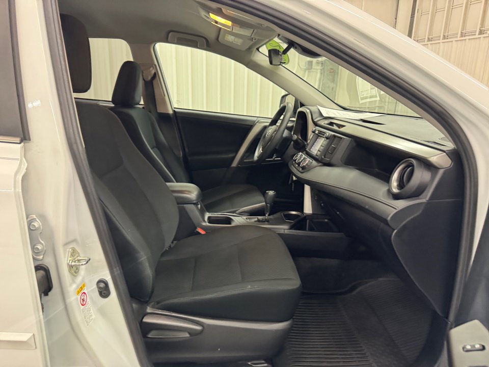 Used 2018 Toyota RAV4 LE image 32