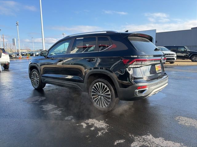 Used 2025 Volkswagen Taos SE FWD image 5